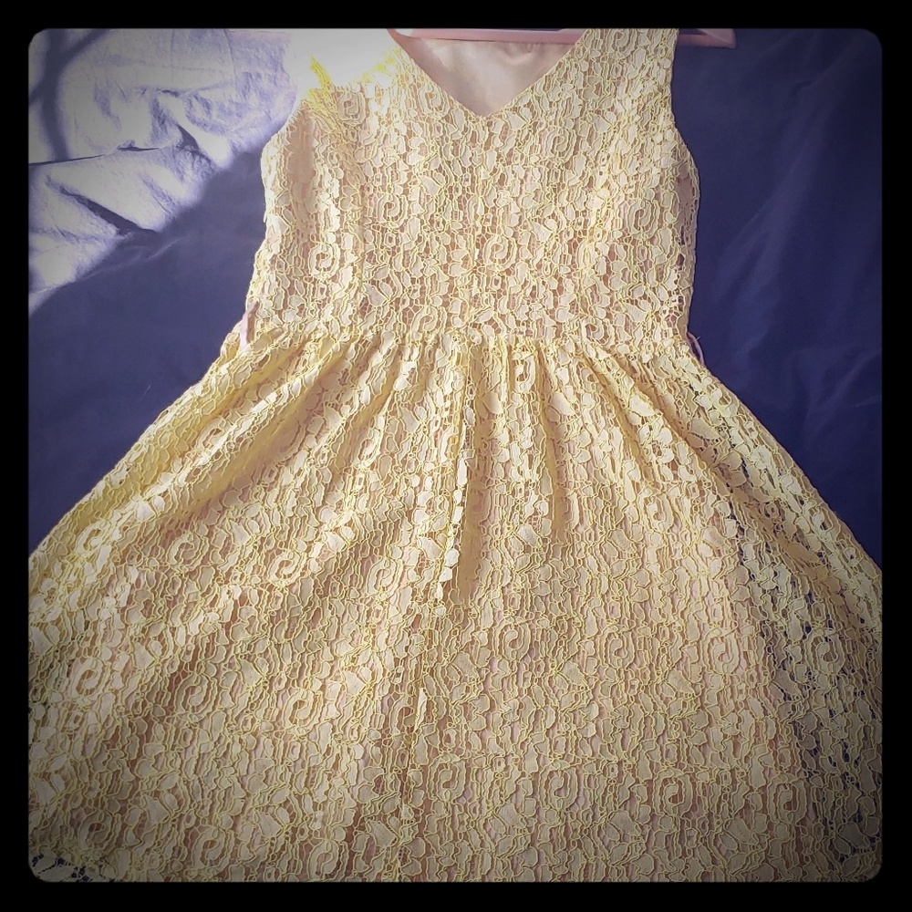 Yellow lace sleeveless short dress